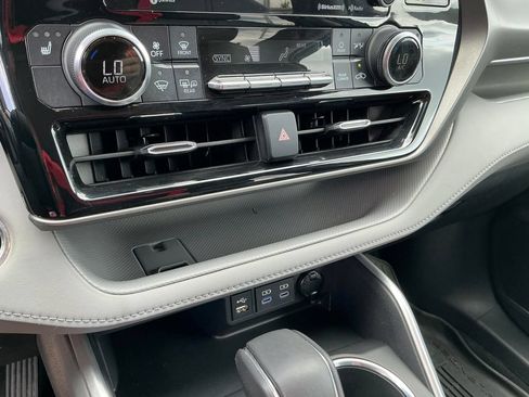 Used 2022 Toyota Highlander XLE AWD/4WD image 23