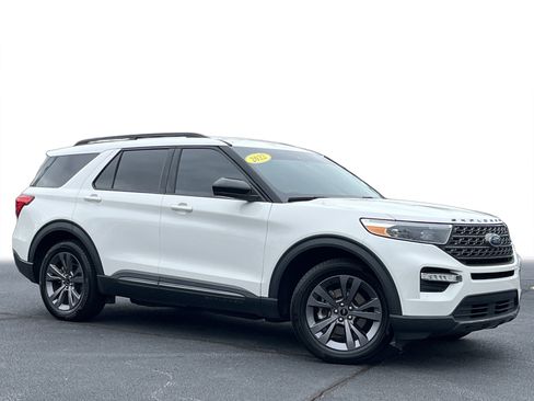 Used 2022 Ford Explorer XLT w/ Equipment Group 202A image 2