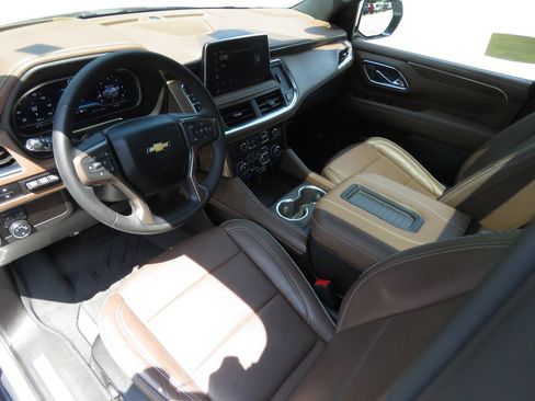 Used 2023 Chevrolet Suburban High Country w/ Premium Package 2 AWD/4WD image 11