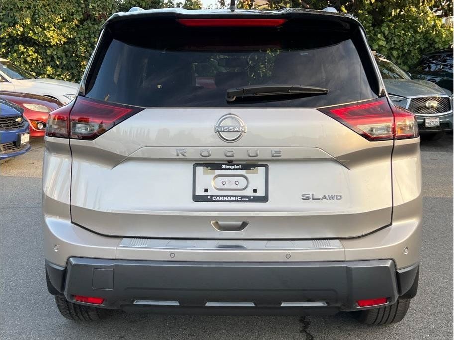 Certified 2025 Nissan Rogue SL AWD/4WD image 4