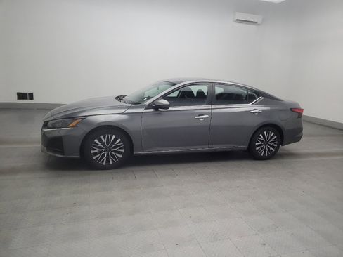 Used 2023 Nissan Altima 2.5 SV w/ SV Premium Package FWD image 2