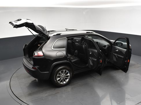 Used 2019 Jeep Cherokee Latitude Plus w/ Cold Weather Group AWD/4WD image 25