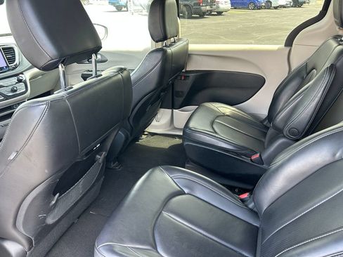 Used 2023 Chrysler Pacifica Touring-L FWD image 31