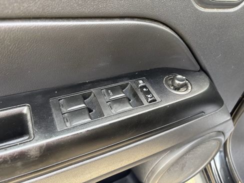 Used 2010 Jeep Patriot Latitude AWD/4WD image 32