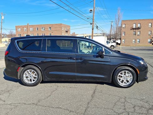 Used 2023 Chrysler Voyager LX image 7