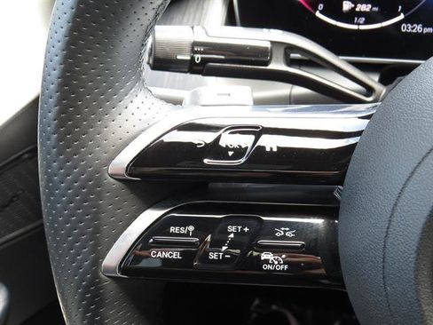 Used 2024 Mercedes-Benz GLC 300 4MATIC image 11