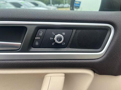 Used 2013 Volkswagen Touareg TDI AWD/4WD image 27