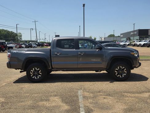 Used 2021 Toyota Tacoma TRD Off-Road w/ Technology Package AWD/4WD image 3