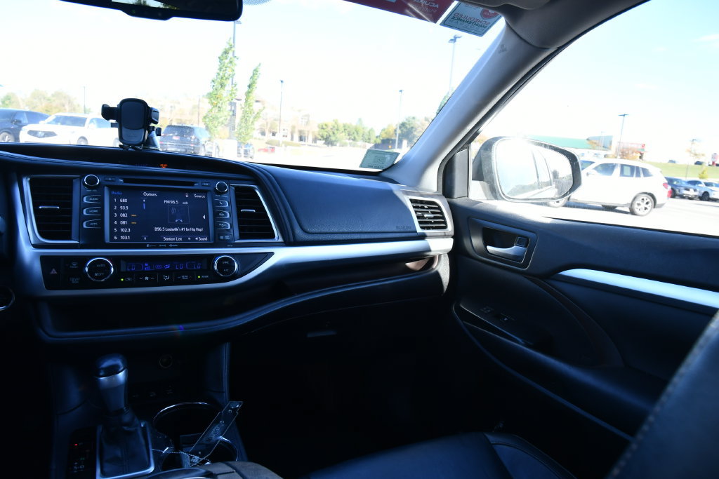 Used 2016 Toyota Highlander XLE AWD/4WD image 19