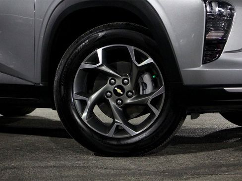 Used 2025 Chevrolet Trax LT w/ LT Convenience Package image 3