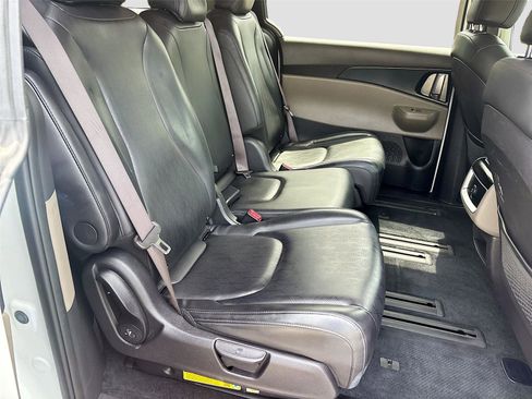 Used 2025 Kia Carnival FWD image 31