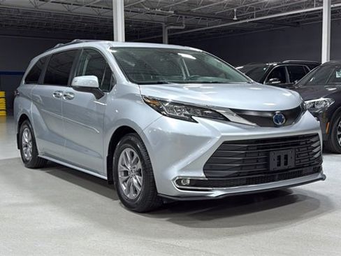 Used 2022 Toyota Sienna XLE image 2