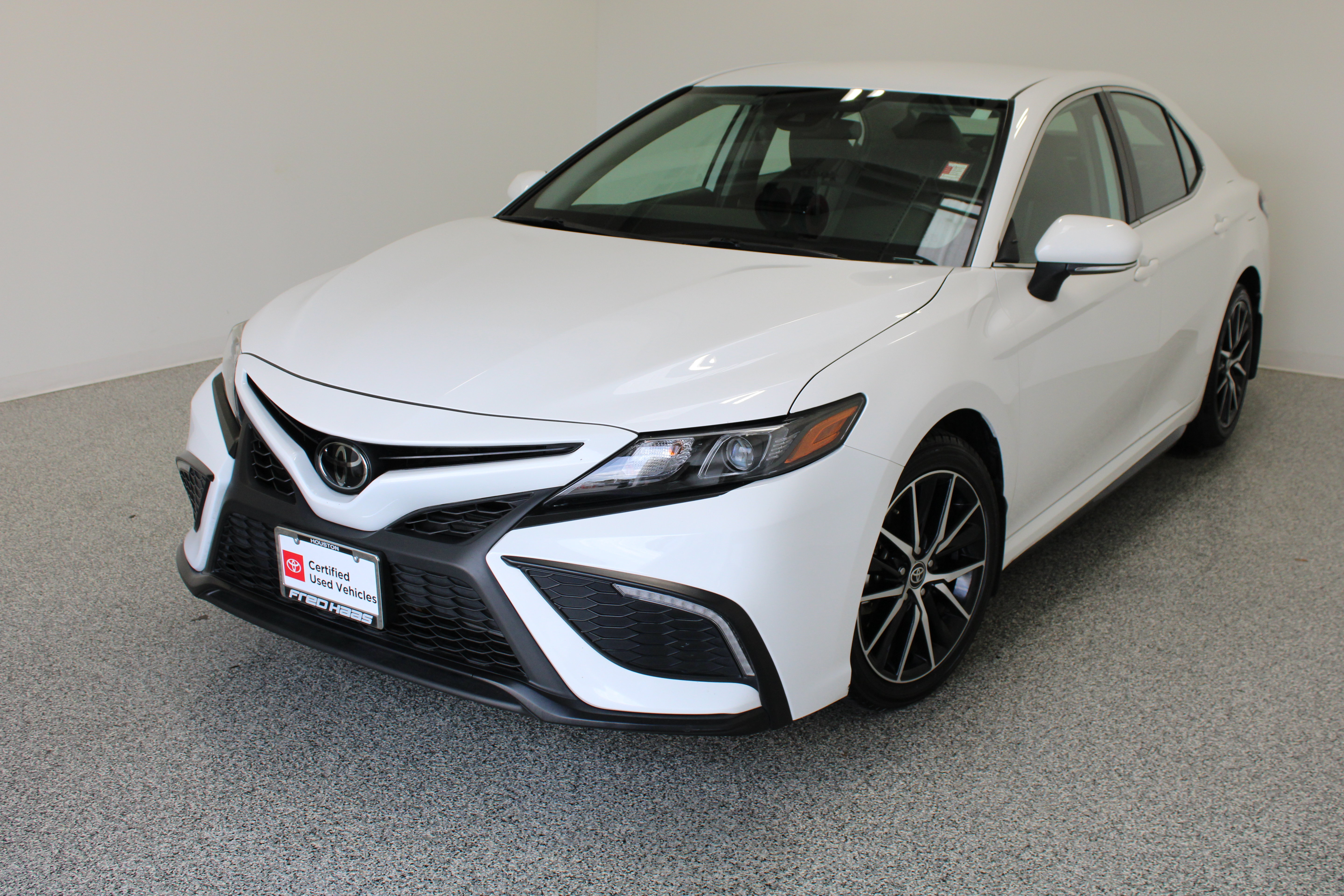 Used 2023 Toyota Camry SE FWD image 2
