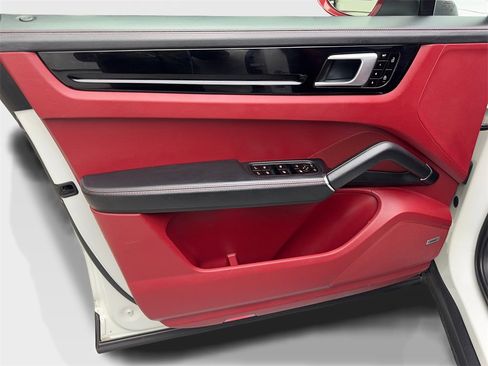 Used 2020 Porsche Cayenne w/ Premium Package image 30