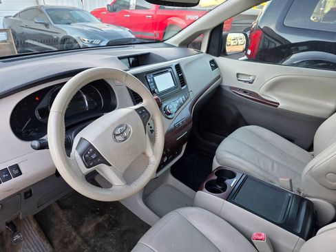 Used 2013 Toyota Sienna XLE image 3
