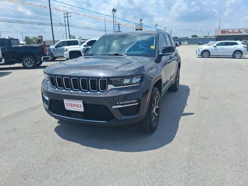 Used 2023 Jeep Grand Cherokee Limited AWD/4WD image 2