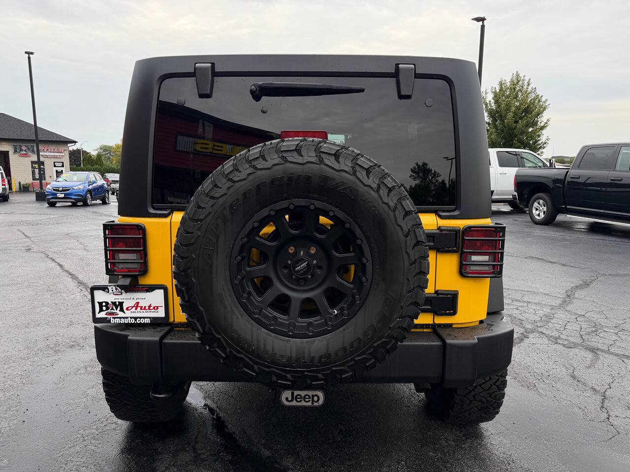 Used 2015 Jeep Wrangler Unlimited Rubicon w/ Connectivity Group AWD/4WD image 6