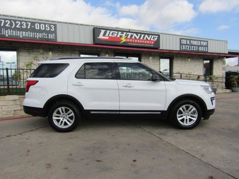 Used 2018 Ford Explorer XLT image 5