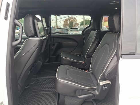 New 2026 Chrysler Pacifica Limited w/ Uconnect Theater Family Group image 10