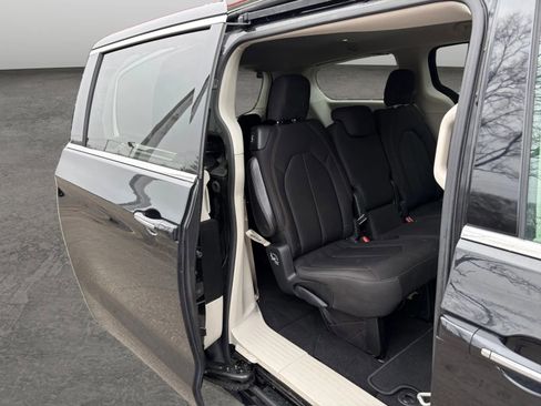 Used 2018 Chrysler Pacifica Touring Plus w/ Tire & Wheel Group image 18