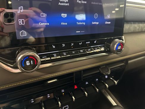 Used 2024 Chevrolet Colorado ZR2 w/ Technology Package AWD/4WD image 26