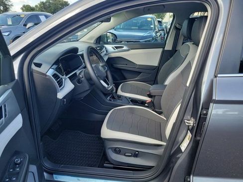 Certified 2025 Volkswagen Taos SE FWD image 14