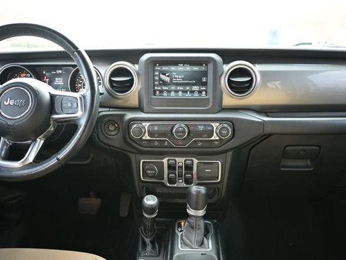 Used 2018 Jeep Wrangler Unlimited Sahara AWD/4WD image 2