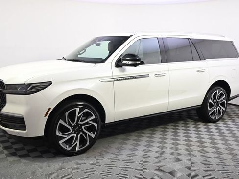 New 2026 Lincoln Navigator L Reserve AWD/4WD image 2