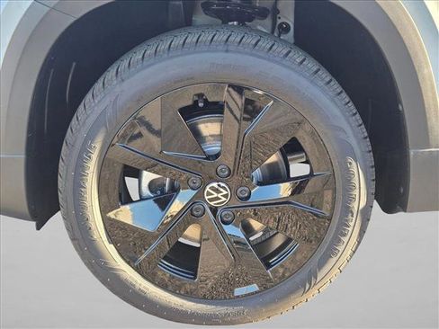 New 2026 Volkswagen Taos SE image 10