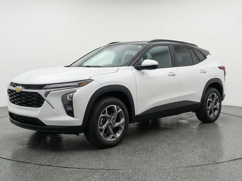 Used 2025 Chevrolet Trax LT FWD image 3