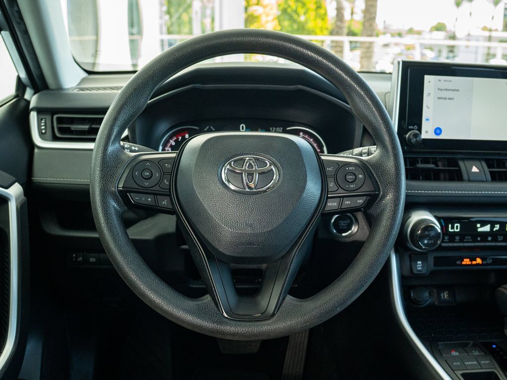 Used 2025 Toyota RAV4 XLE FWD image 15