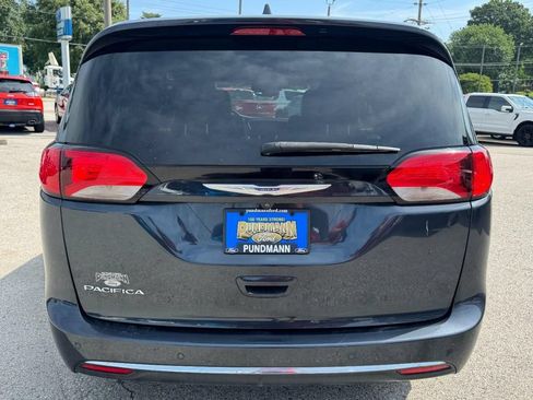 Used 2020 Chrysler Pacifica Touring-L FWD image 4