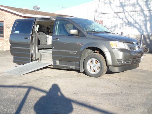 Used 2010 Dodge Grand Caravan SXT image 1