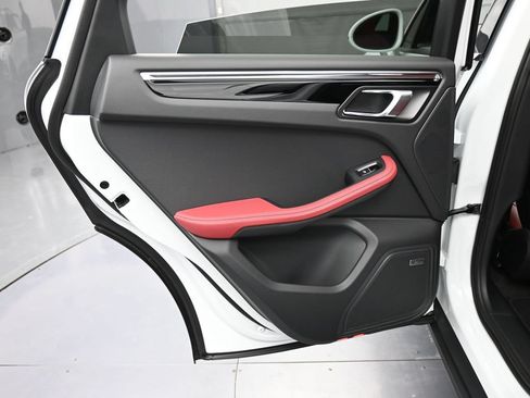 Certified 2026 Porsche Macan AWD/4WD image 23