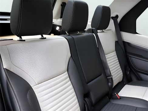 New 2025 Land Rover Discovery Metropolitan Edition image 28