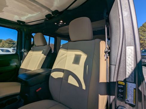 Certified 2022 Jeep Wrangler Sport S image 9