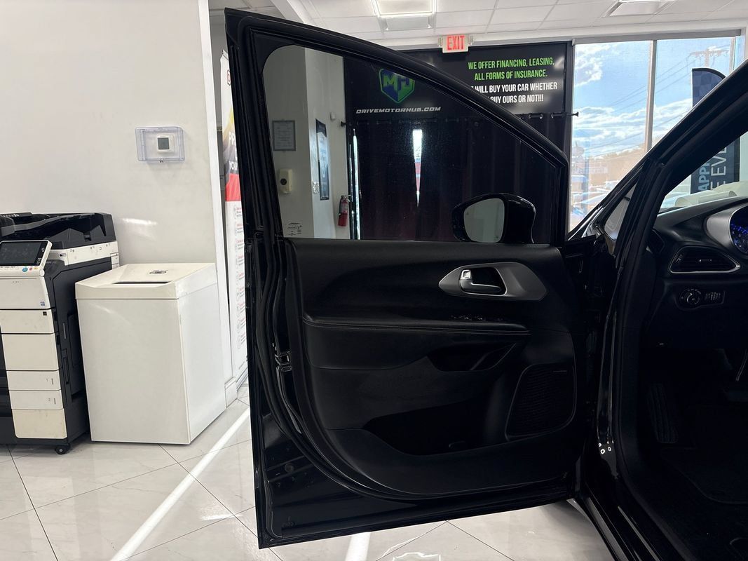 Used 2019 Chrysler Pacifica Touring-L Plus w/ Advanced Safetytec Group FWD image 43