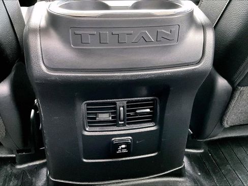 Used 2018 Nissan Titan SL AWD/4WD image 12