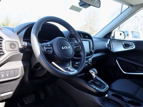 Used 2025 Kia Soul LX image 18