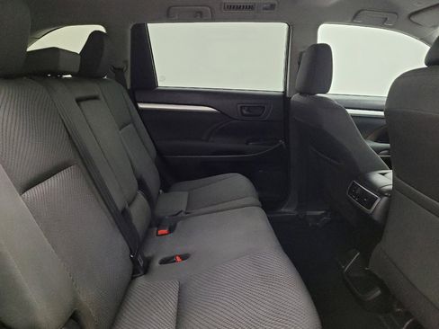 Used 2019 Toyota Highlander LE AWD/4WD image 19