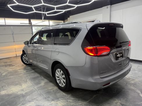 Used 2018 Chrysler Pacifica Touring-L w/ Advanced Safetytec Group FWD image 3