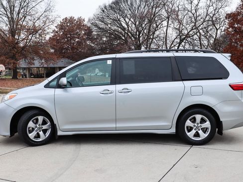 Used 2019 Toyota Sienna LE image 4