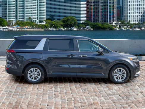 Used 2022 Kia Carnival LX image 4