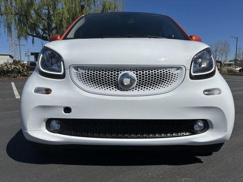 Used 2016 smart fortwo passion image 2