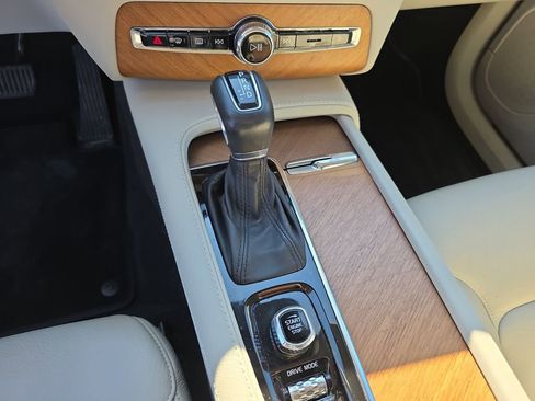 Used 2021 Volvo XC90 T6 Momentum w/ Advanced Package image 30