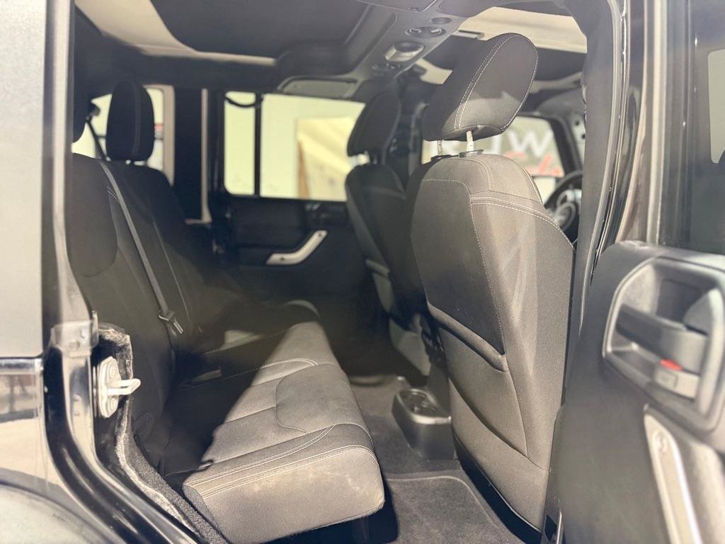 Used 2016 Jeep Wrangler Unlimited Rubicon w/ Connectivity Group AWD/4WD image 13