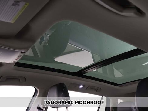 Used 2023 Volkswagen Tiguan SE w/ Panoramic Sunroof Package image 3