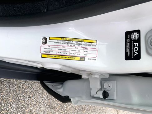 Used 2021 Jeep Cherokee Latitude Plus FWD image 33