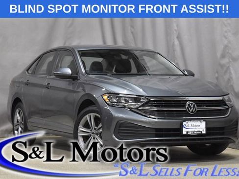 Used 2024 Volkswagen Jetta SE image 1