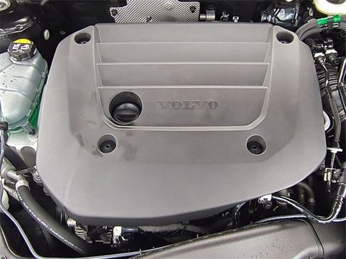 Used 2025 Volvo XC40 B5 Plus image 24